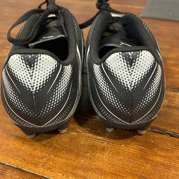 Puma Black and White Soccer Cleats youth 6 - Picture 5 of 7